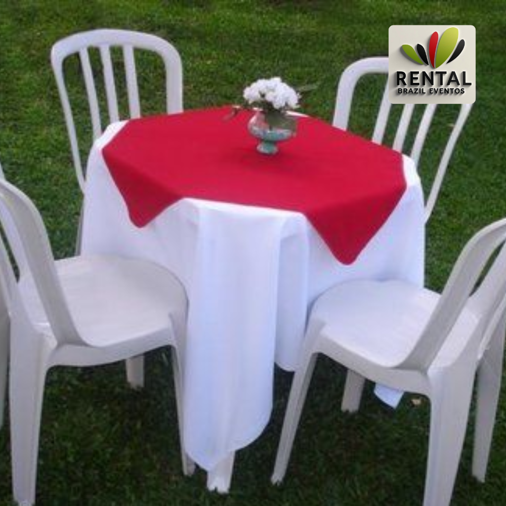 Conjuto de mesas e cadeiras toalhas e cobremanchas