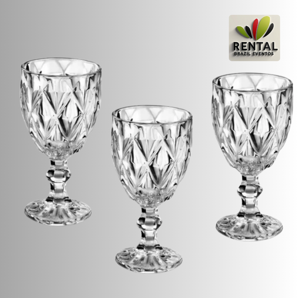 Taças diamantadas transparentes, elegantes e sofisticadas, ideais para aluguel em eventos como casamentos, festas e confraternizações. Design lapidado com brilho refinado, perfeito para servir champanhe, espumantes e drinks, valorizando a decoração da mesa e trazendo requinte ao evento.