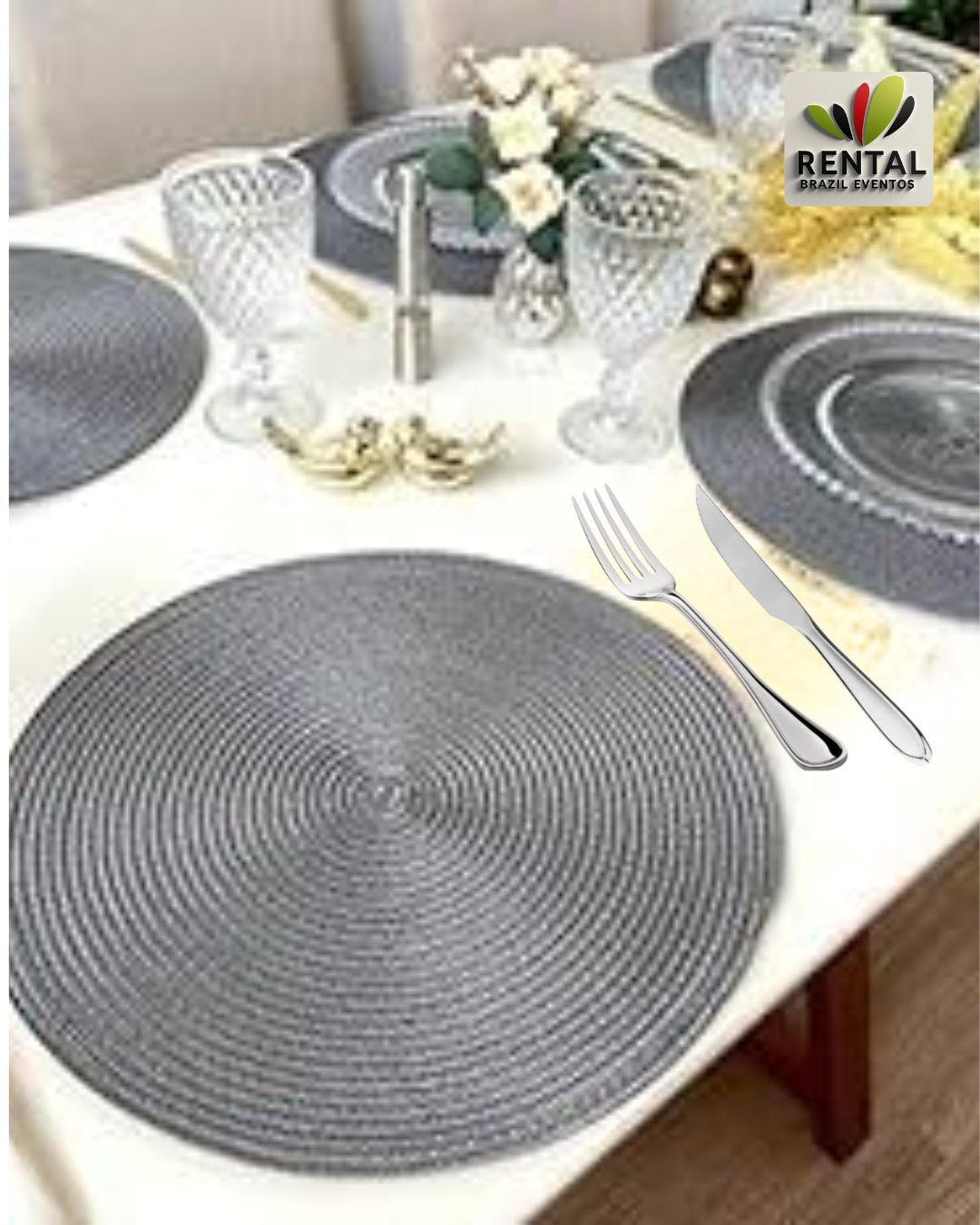 Mesa posta para eventos com pratos, talheres, taças e sousplats organizados de forma elegante, ideal para festas, casamentos e eventos corporativos.